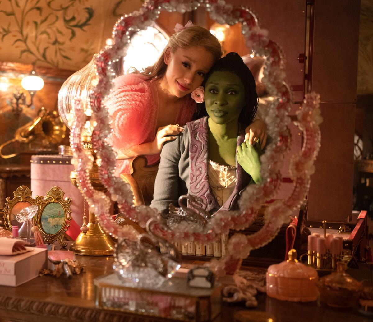 La excelencia de “Wicked” ha sido reconocida en múltiples categorías en los Premios Óscar 2025. Entre las nominaciones más destacadas se encuentran: Mejor Película, Mejor Actriz para Cynthia Erivo, Mejor Actriz de Reparto para Ariana Grande, Mejor Diseño de Vestuario y Mejor Maquillaje y Peinado.