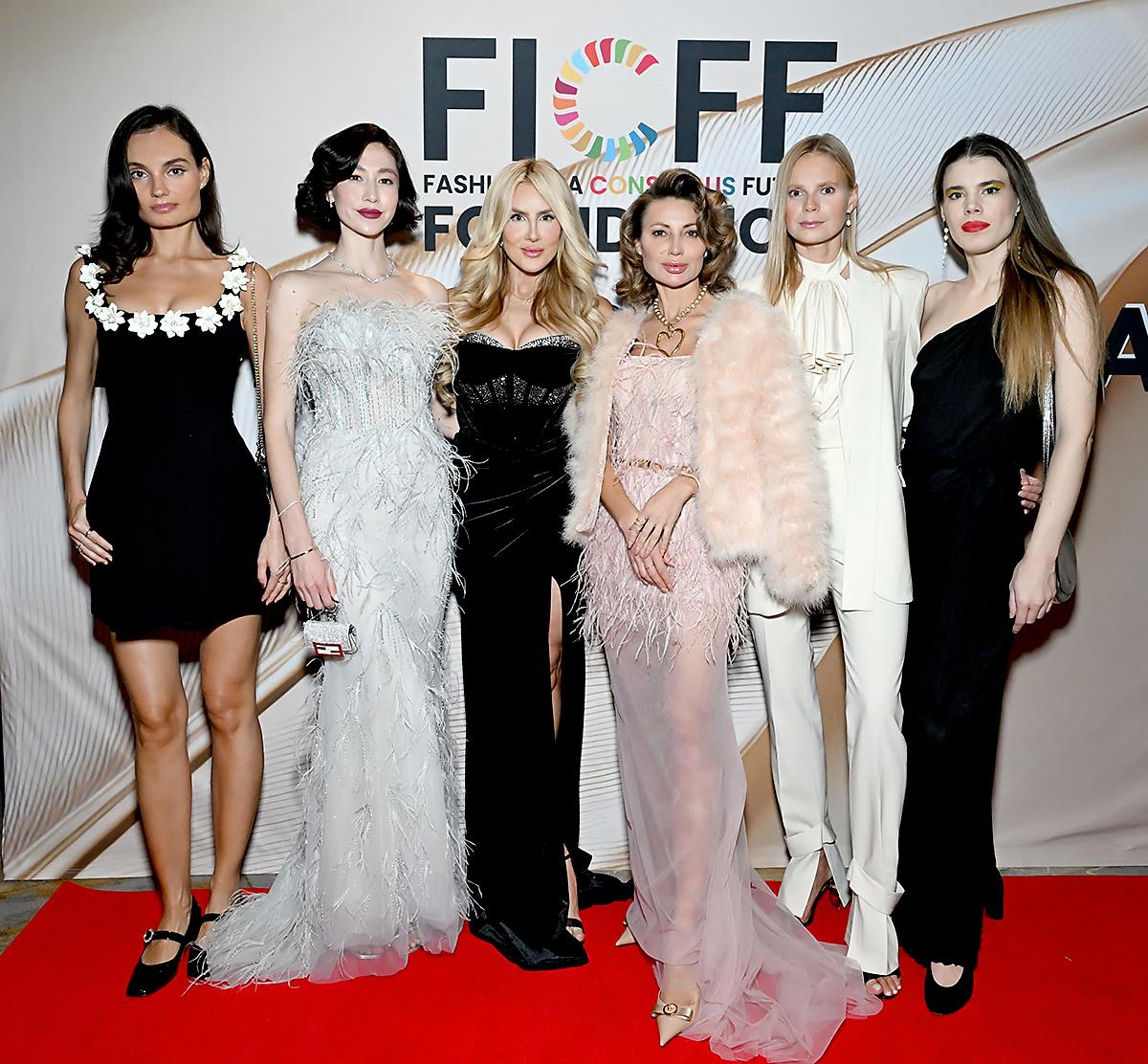 Tina Lezhe, Grace Park, Sarah Pappas, Angelina Harron, Irene Stepanenko y Brana Daneon