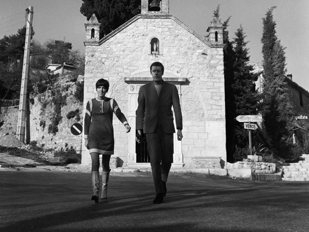 En la imagen que data de diciembre 29 de 1966, Mary Quant aparece junto a su esposo, el emprendedor de moda Alexander Plunket Greene durante unas vacaciones en Saint-Paul-de-Vence. (Photo by AFP)