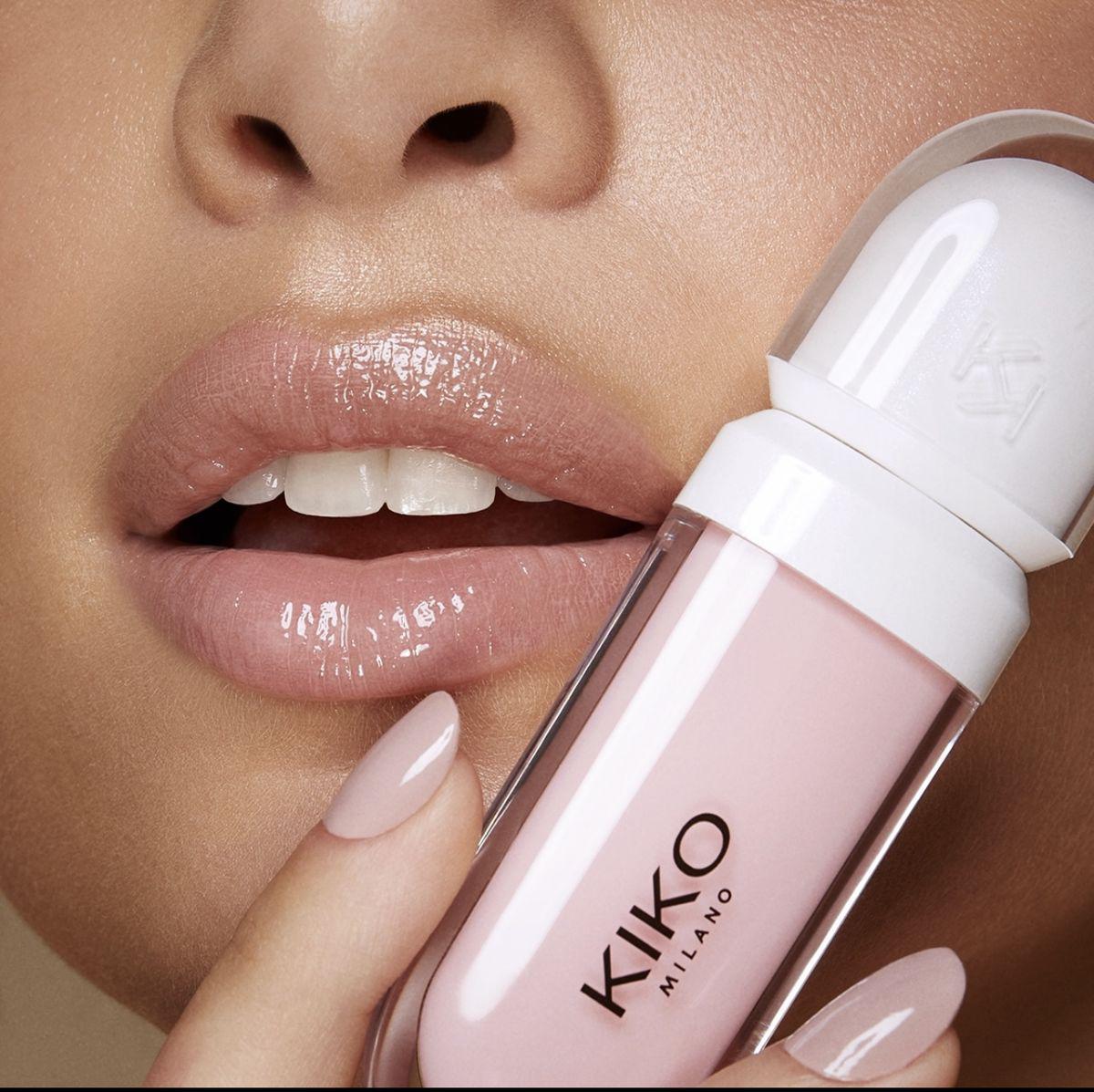 KIKO Milano Lip Volume Rose es una crema labial perfeccionadora diseñada para hidratar, revitalizar el color natural de los labios y proporcionar un efecto voluminizador suave. Se caracteriza por su fórmula nutritiva enriquecida con esferas de ácido hialurónico y extracto de semillas de sésamo