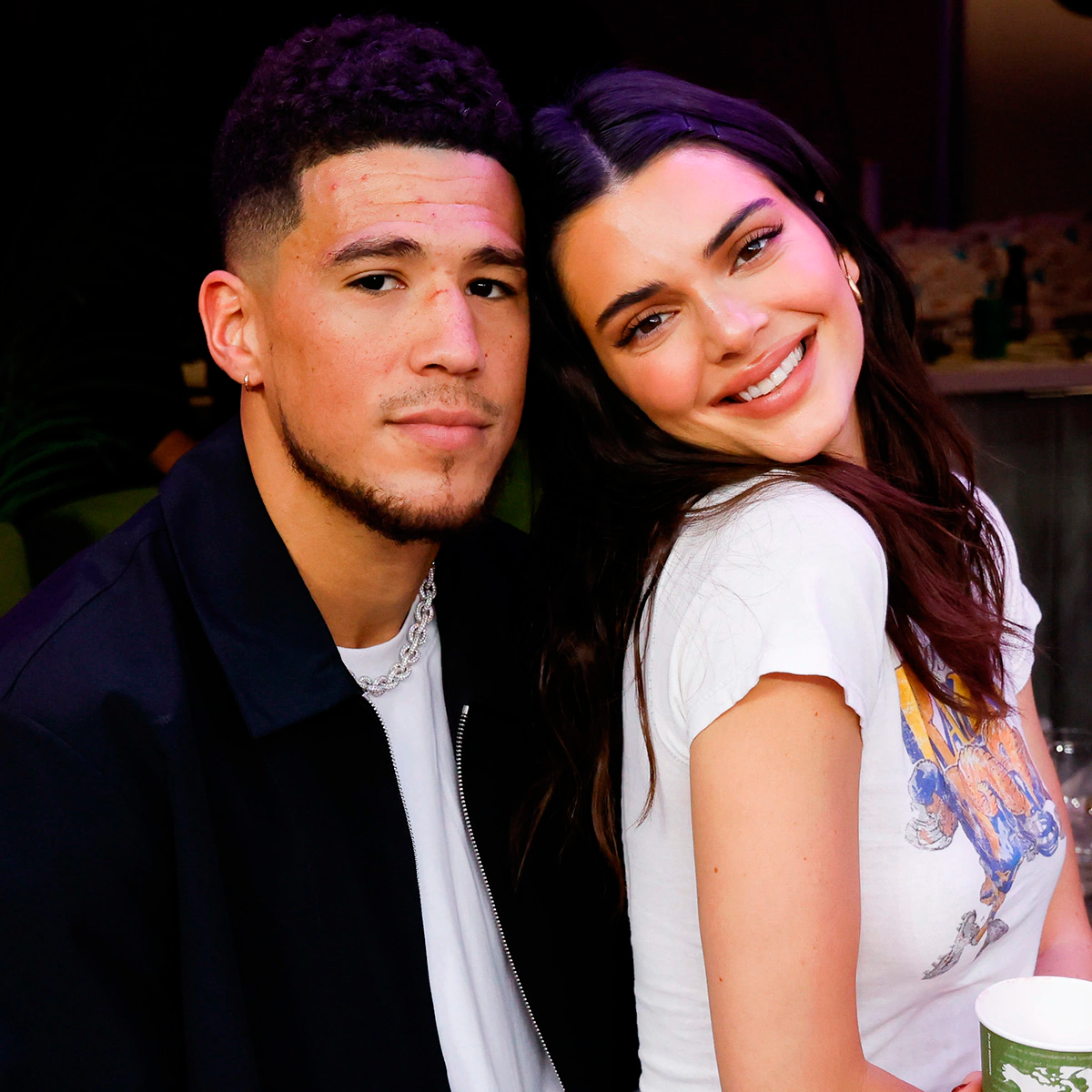La celebrity estadounidense hizo oficial su romance con el jugador de los Phoenix Suns, Devin Booker, en 2021. Los enamorados tuvieron una relación un poco inestable y terminaron finalmente a principios de 2023.