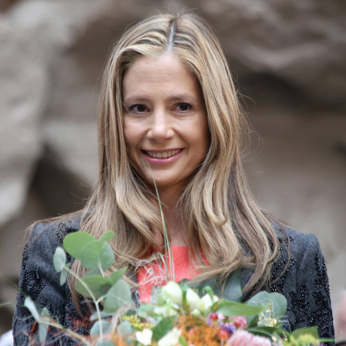 Mira Sorvino fue una de las actrices incluidas en la lista negra del magnate de la producción y posteriormente condenado por abuso sexual Harvey Weinstein. La propia actriz insinuó que su reiterado rechazo a las insinuaciones de Weinstein tuvo algo que ver con el final de su carrera.