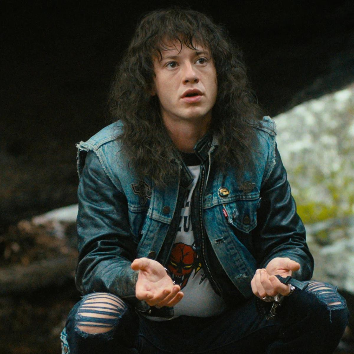 Eddie – Stranger Things. Para recrear este look puedes usar una chaqueta de mezclilla, una clásica camiseta de béisbol Hellfire Club, una peluca y listo, ve con tus amigos a la Halloween party.
