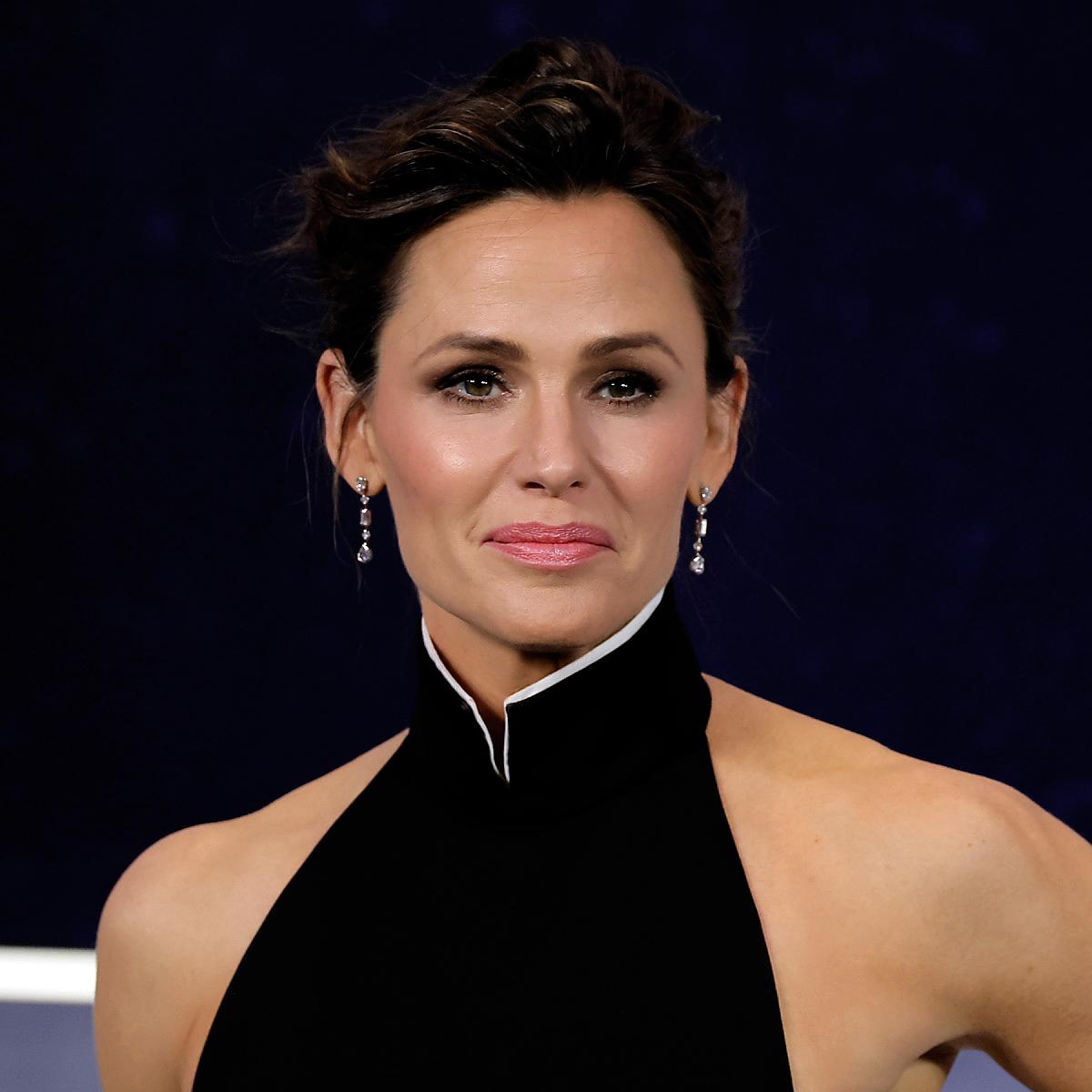 Jennifer Garner dijo “no creas que tienes 37 años y necesitas inyectarte la cara. No necesitas usar tanto maquillaje o tener un reventón tan constante”.