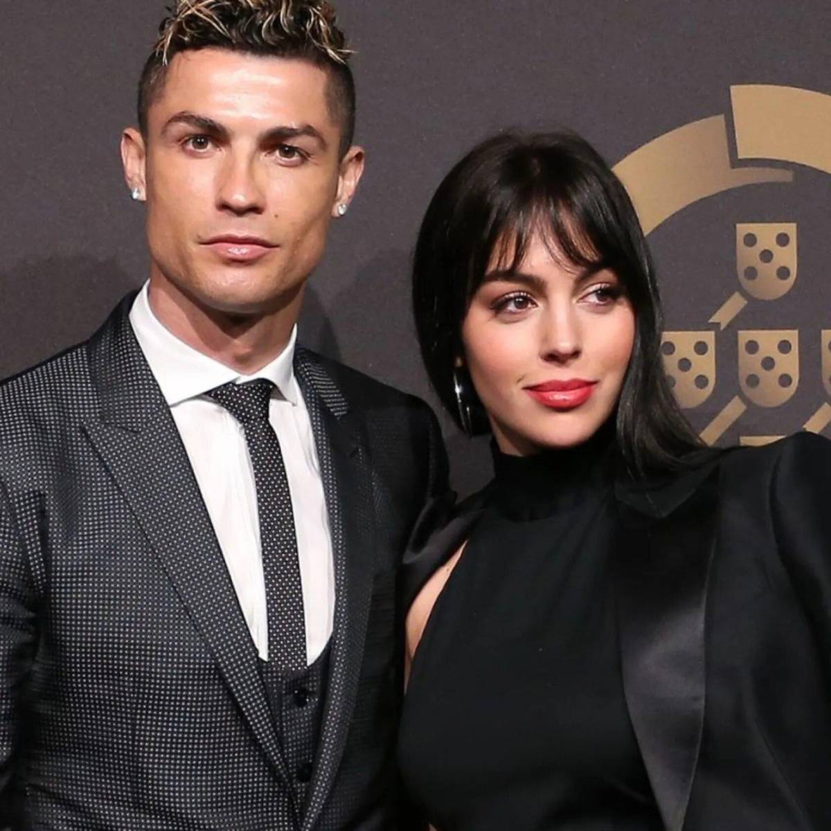 Cristiano Ronaldo y Georgina Rodríguez se conocieron cuando Georgina trabajaba como dependienta en Gucci. El futbolista aseguró que fue amor a primera vista. Ahora tienen cinco hijos. La pareja se lleva 9 años de diferencia. 