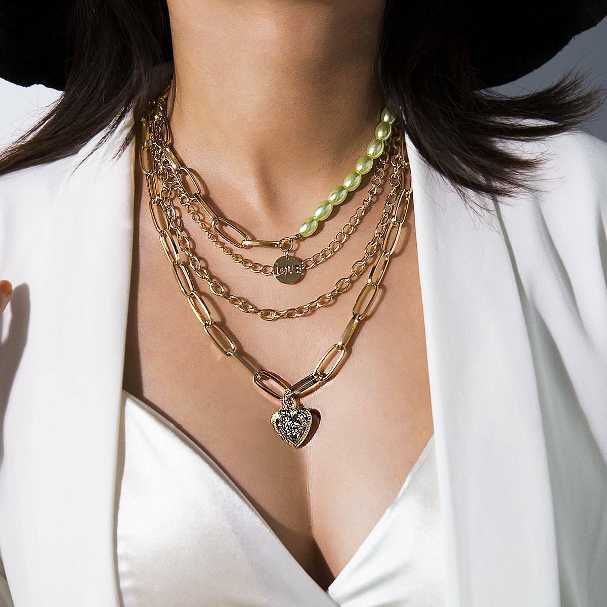 8. Sabemos que los accesorios son el complemento básico para realzar cualquier atuendo siempre y cuando vaya con tu estilo, sino terminarás derrochando el dinero. La moda es flexible y las tendencias son variadas, solo hay que encontrar las más favorables. Los zapatos se limpian por dentro y por fuera; y las joyas o bijouterie se mantienen con su brillo lejos de la humedad. 
