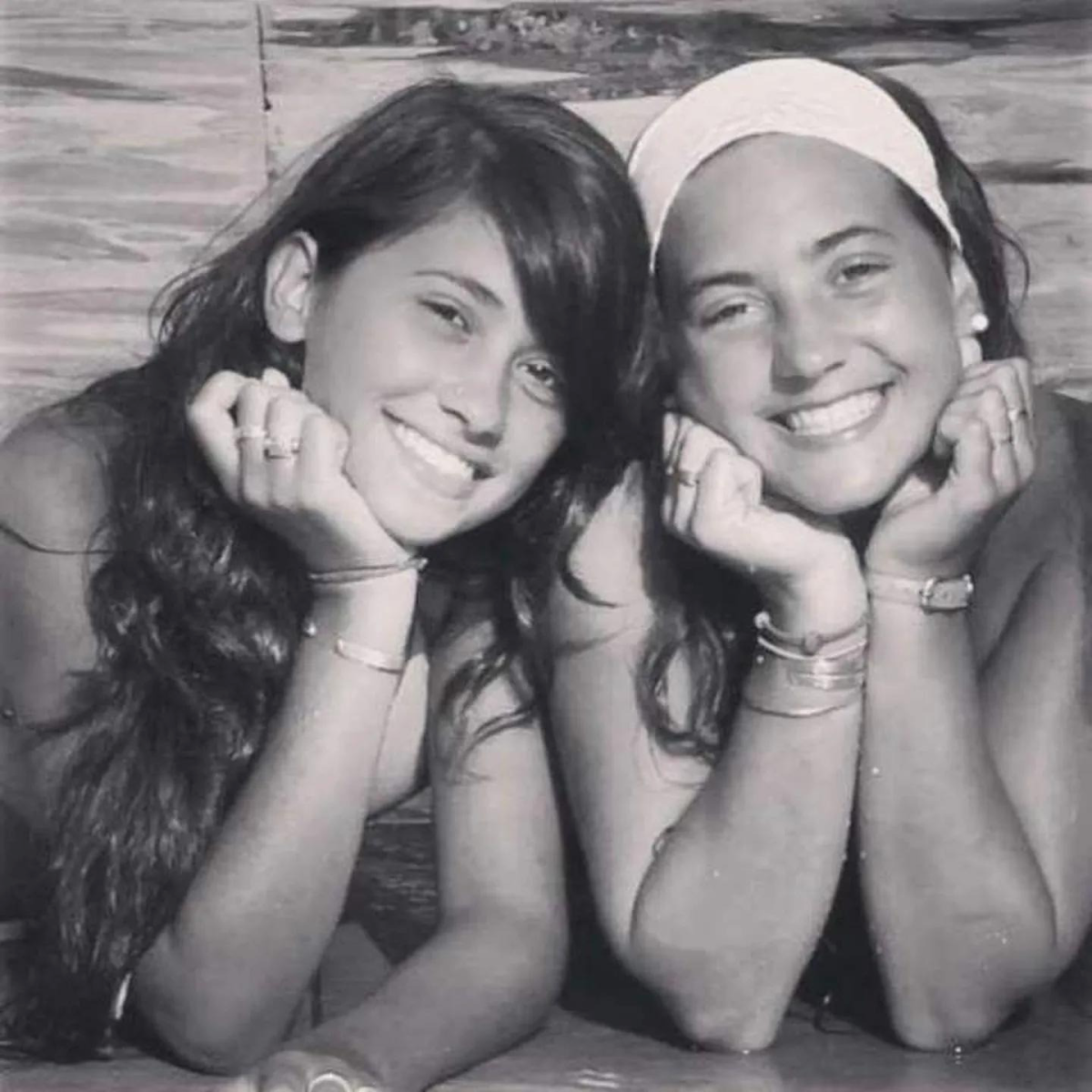 En 2005, fallece una amiga de Antonella, dejando totalmente devastada a la modelo. No obstante, Messi se encontraba viajando a su país, así que cuando se enteró de lo sucedido fue a brindarle apoyo a Rocuzzo.