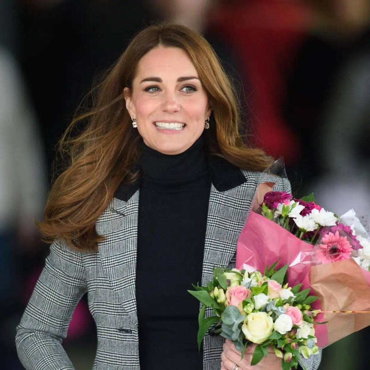 En un gesto que muestra su inquebrantable apoyo a quienes enfrentan esta enfermedad, se ha revelado que Middleton donó en secreto cerca de 18 centímetros de su cabello a The Little Princess Trust, una organización benéfica que ofrece pelucas gratuitas a jóvenes que sufren pérdida de cabello debido al tratamiento contra el cáncer u otras afecciones.