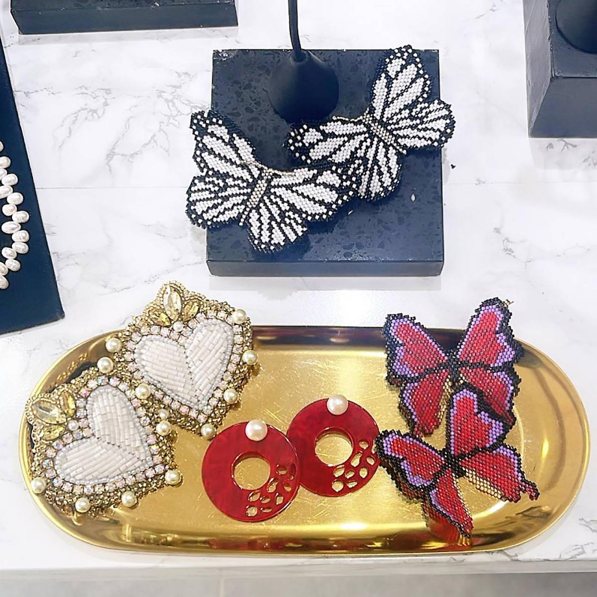 MARIA ECHEVERRI. Esta artista y diseñadora de joyas que concentra su trabajo en la experimentación de metales, materiales y diferentes texturas con la idea de crear una pieza como wearable art es una de las máximas exponentes del rubro en Honduras. Descubre su nueva colección con “piezas inspiradas en la vida, en los diferentes caminos y decisiones que tomamos a lo largo de el y como nos va dejando rasguños, marcas, pero esto no quiere decir que perdamos nuestra propia belleza y esencia”. <b>@mariaecheverri.hn </b>