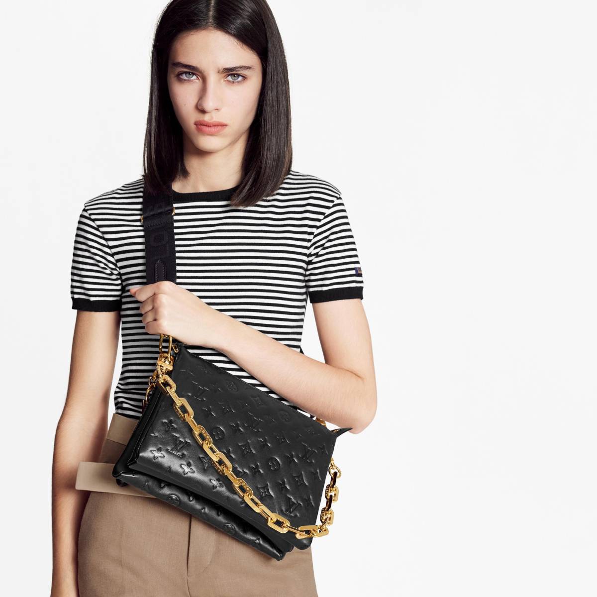 Bolsos con cadenasHemos visto cómo en los últimos meses estos bolsos se han vuelto tendencia, y es que desde que Jacquemus, Versace y otras grandes marcas la implementaron en sus colecciones, las modelos e influencers no han dejado de compartirlas en redes sociales. En la foto: Louis Vuitton.