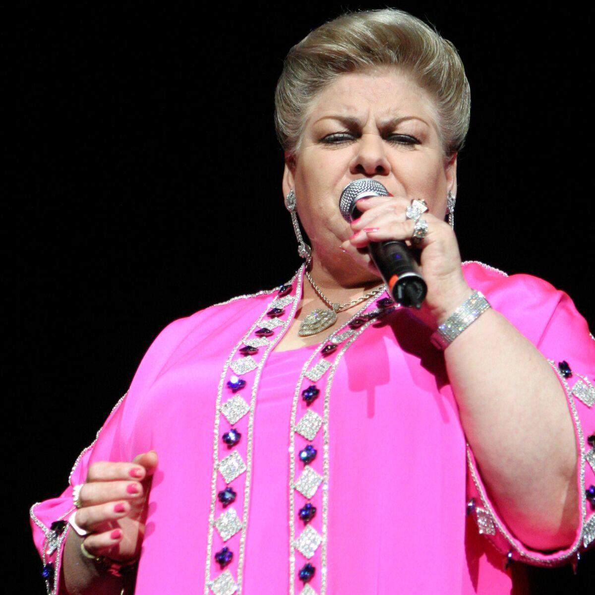 Paquita fue reconocida por su poderosa y emotiva voz, así como por su presencia imponente sobre el escenario, lo que la convirtió en una figura indiscutible de la música popular mexicana.