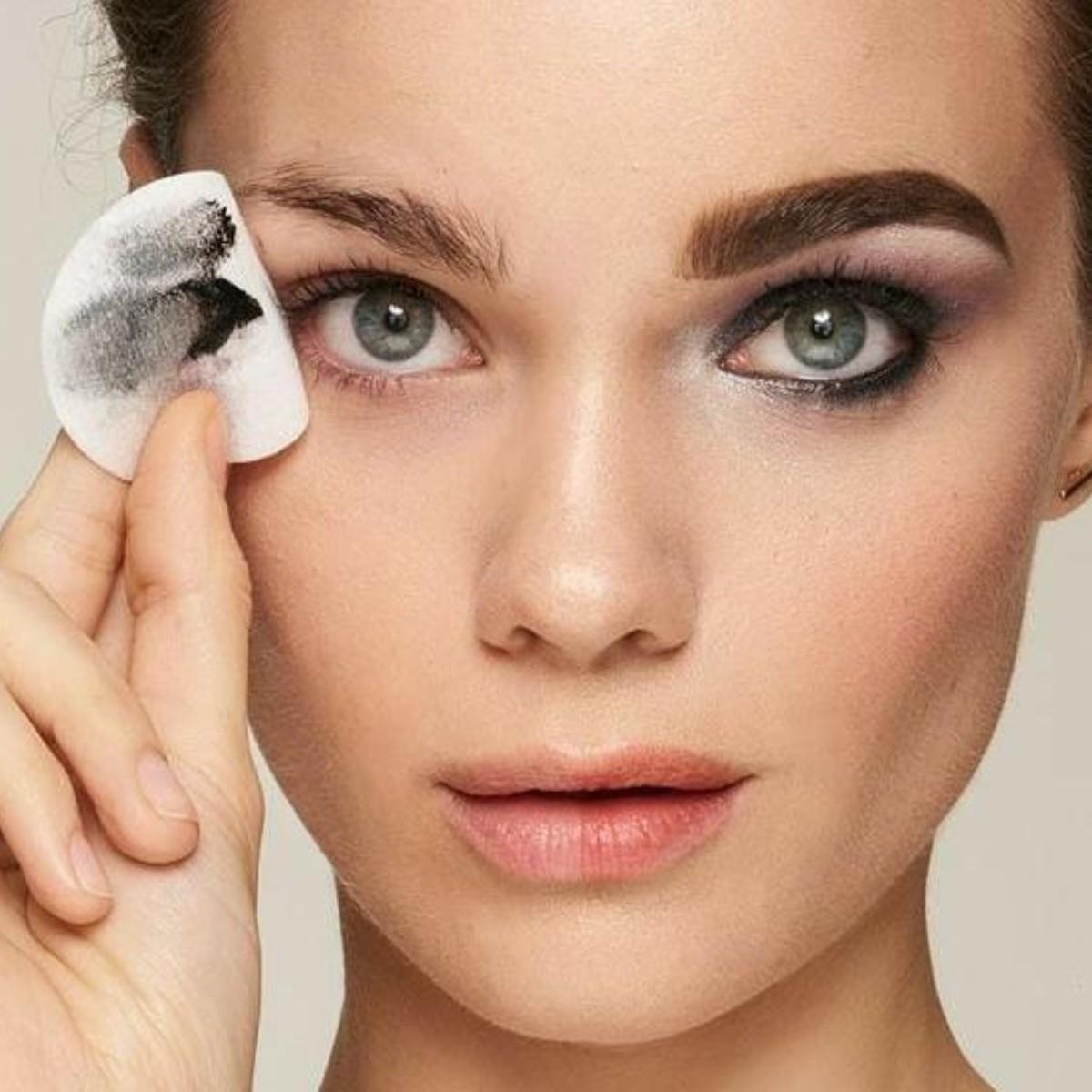 Desmaquilla tu rostro.El primer paso para asegurar resultados contundentes es este, ya que con un rostro bien limpio podrá absorber mejor los nutrientes de los próximos productos. ¿Cómo limpiarlo? Pasa por tu rostro un wipe o algodón húmedo con agua micelar. Esto quita todo exceso de sudor o del mismo maquillaje. Si no tienes este producto puedes hacerlo con cualquier aceite de tu preferencia. 