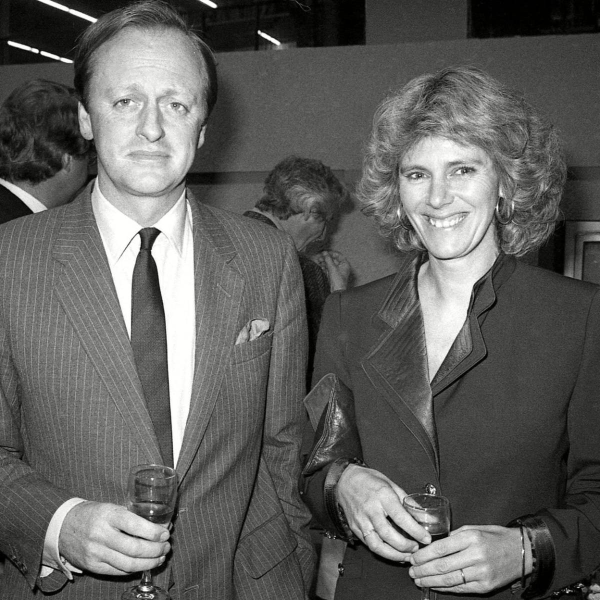 Una escuela en Suiza preparó a Camila para la vida como debutante en la sociedad londinense. Era popular, y desde mediados de los años 60 mantuvo una relación intermitente con un oficial del ejército británico llamado Andrew Parker Bowles. 