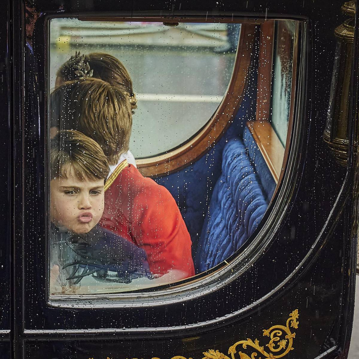 Las adorables expresiones del príncipe Louis durante la coronación del rey Carlos III