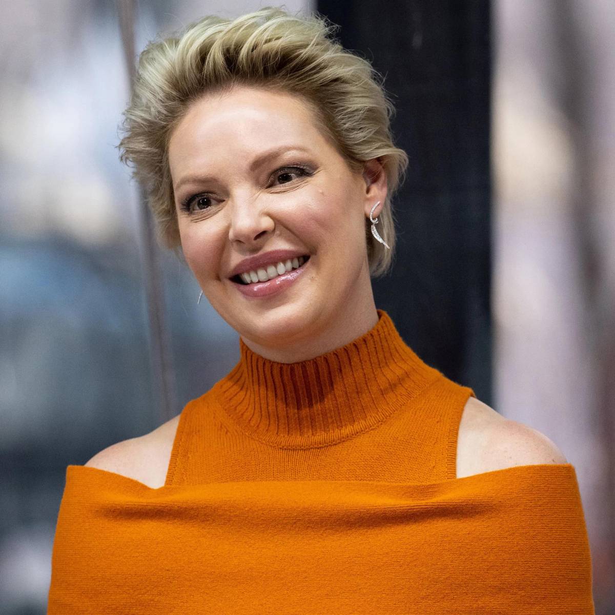 Bella en la pantalla y odiosa en la vida real, así califican a Katherine Heigl, quien se volvió famosa por participar en series como “Rosswell” y “Greys’s Anatomy”. Pero la razón por la que ya nadie quiere trabajar con ella es porque es toda una diva: No contesta las llamadas, se niega a dejar su remolque, se queja del catering y siempre llega tarde.
