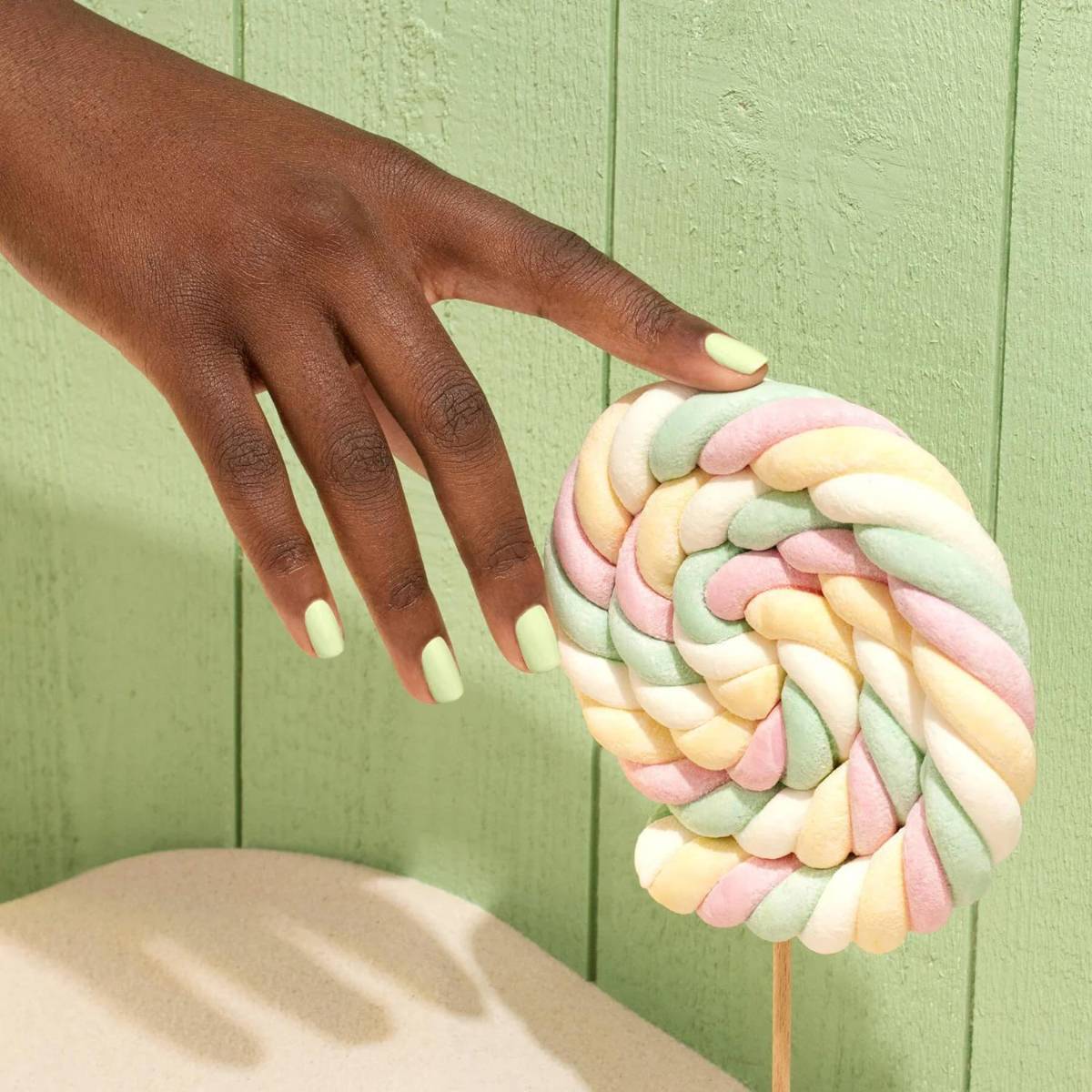 El verde pastel con un matiz amarillo es una fusión de verde menta y pistacho helado. Este color estrella también apareció en el trench estructurado de <b>K-Way</b> en su desfile FW25. Perfecto para alegrar nuestras largas jornadas.