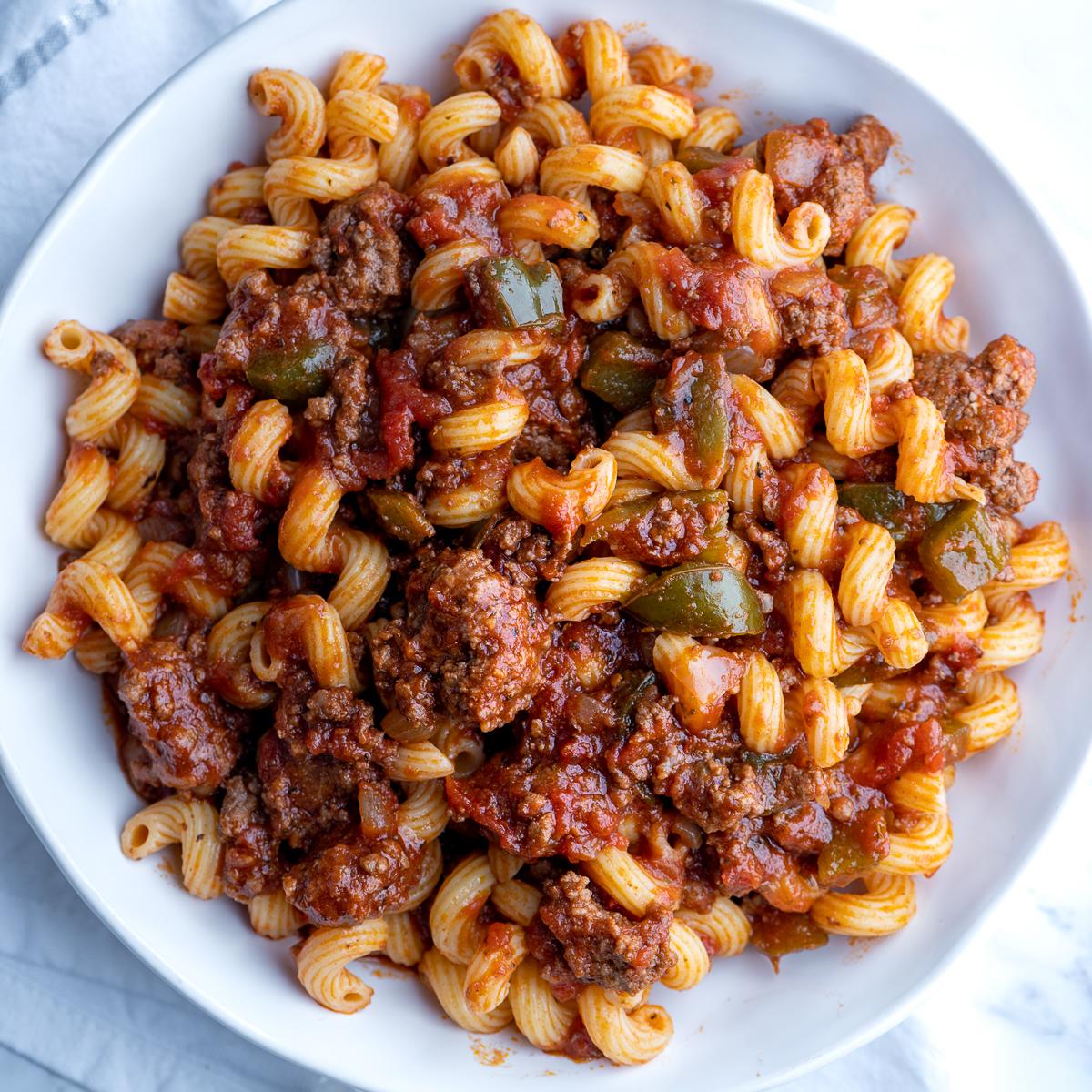 El chop suey americano es una pasta horneada con salsa de tomate y carne molida, además, se puede complementar con queso rallado. 