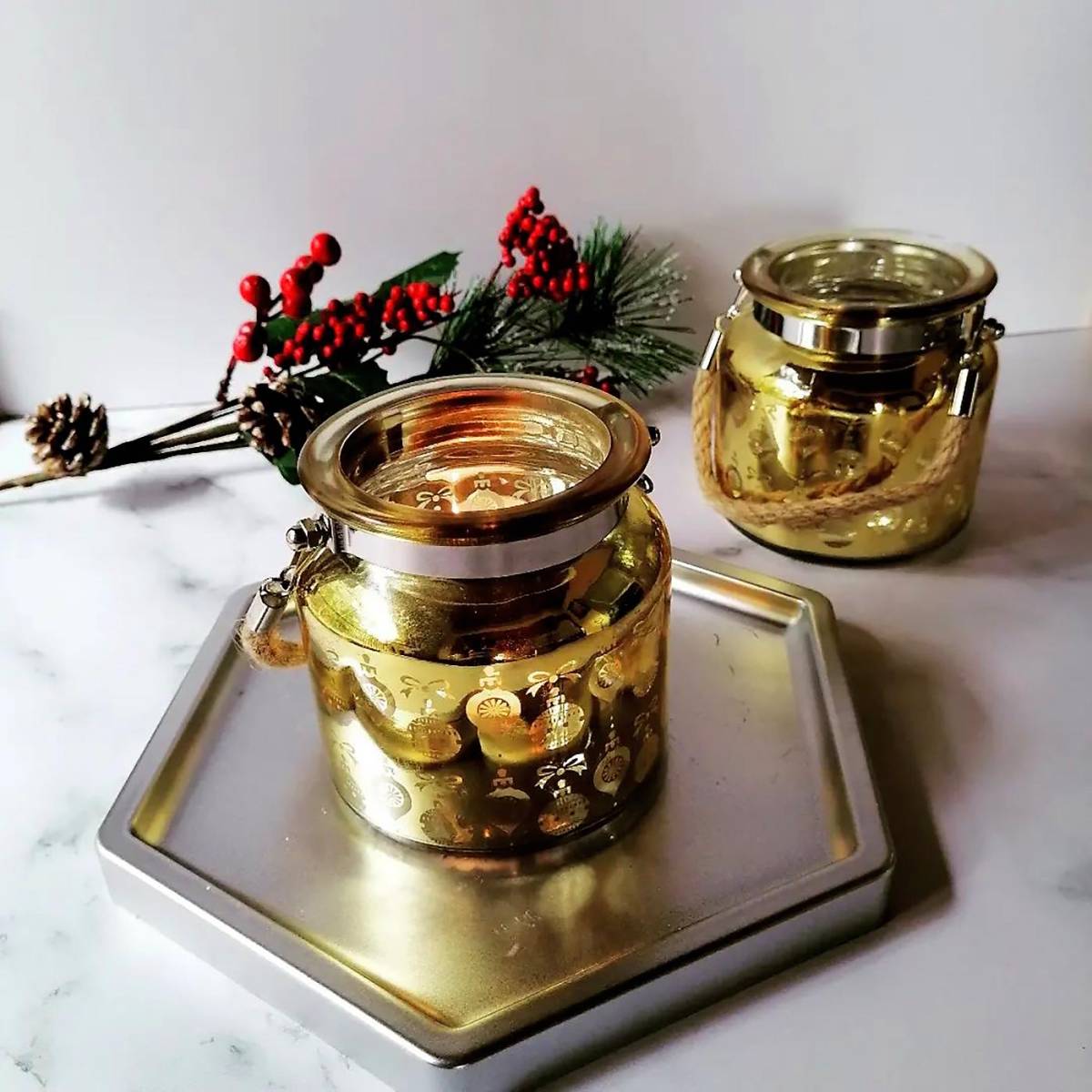 <b>LUX CANDLES.</b> Velas aromáticas, hechas a mano, elaboradas con cera de soya, lo que las hace naturales, ecológicas y no tóxicas. Además, son elaboradas con fragancias limpias, 100% libres de ftalatos, que no perjudican la salud. “La idea del nombre proviene del versículo <i>Mateo 5:14: Ustedes son la luz del mundo, </i> con la intención de recordarles a las personas que podemos ser luz”. @lux.hn.candles