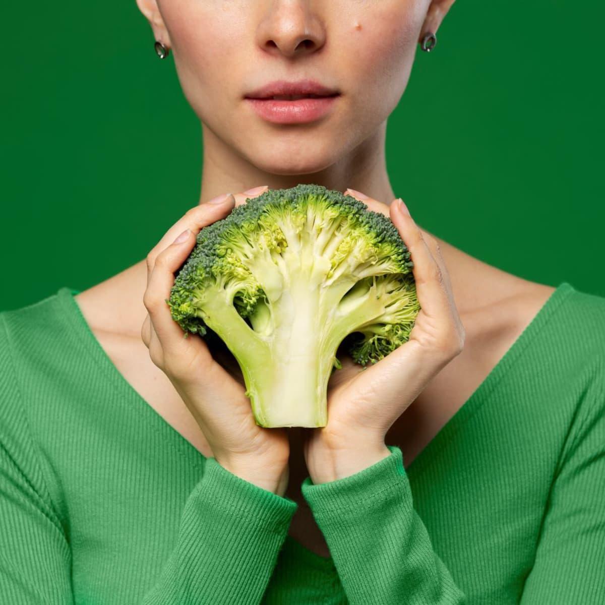 <b>1. Alimenta tu piel.</b> El colágeno, una proteína que nuestro cuerpo produce, es responsable de dar fuerza y elasticidad a la piel. Con la edad, su producción disminuye y las arrugas aparecen. Para estimular su producción natural consume vegetales como pepino, brócoli, camote, espárragos, apio y carnes como pavo o pollo. La zanahoria y el camote, ricos en vitamina A, restauran y regeneran el colágeno dañado. 