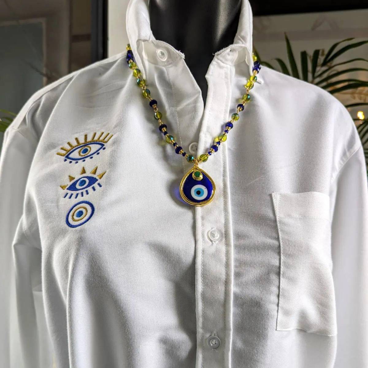 <u><b><a rel="nofollow noopener noreferrer" href="https://www.instagram.com/de_abolengo/" target="_blank">De Abolengo</a></b></u> se especializa en ofrecer una exquisita gama de joyería, bisutería y accesorios, que abarcan desde elegantes collares, aretes, anillos y pulseras hasta artículos únicos como abanicos y porta celular. Cada pieza de De Abolengo refleja un compromiso con la artesanía y la elegancia, fusionando estilos contemporáneos con toques clásicos. 