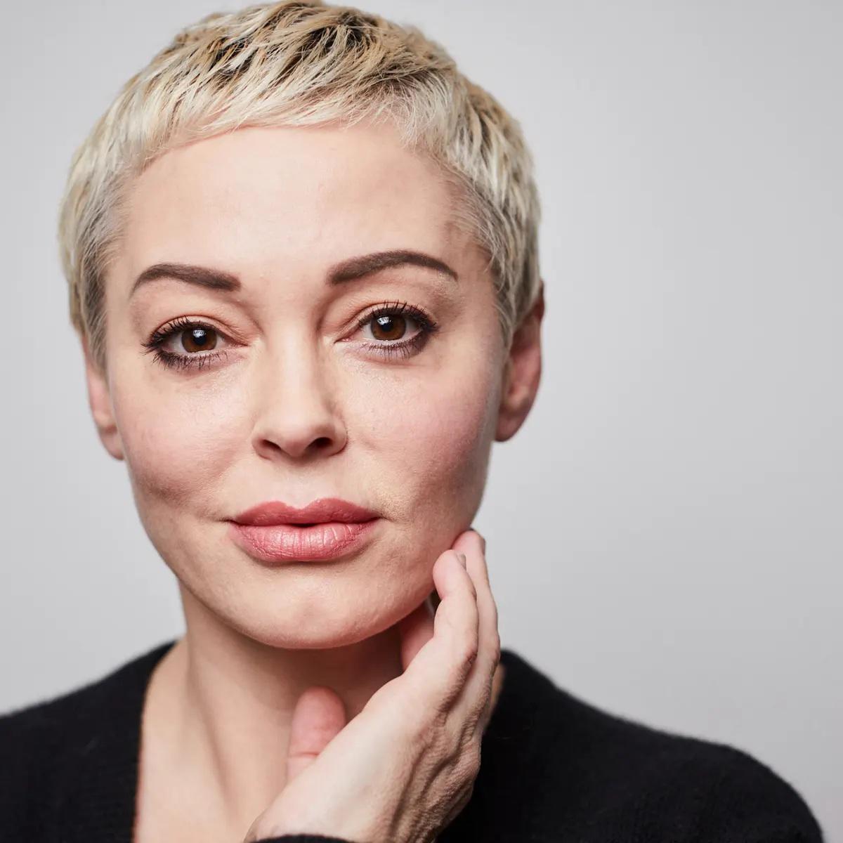 Rose McGowan no escapó de los abusos de Harvey Weinstein. Cuando empezó a hablar del incidente, McGowan notó rápidamente que la industria se cerraba a ella. 