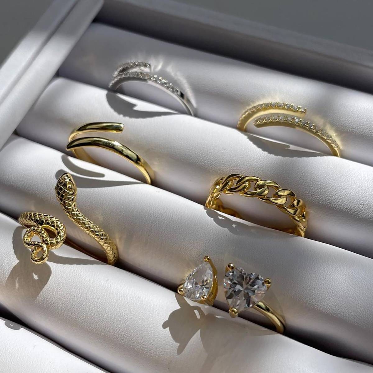 <b>SOLEIL JEWELS.</b> Una marca que ofrece una colección de joyas curadas para la mujer moderna. Accesorios de calidad laminados en oro y a un precio accesible para aquellas que desean darle un upgrade a su estilo. @soleil_jewels
