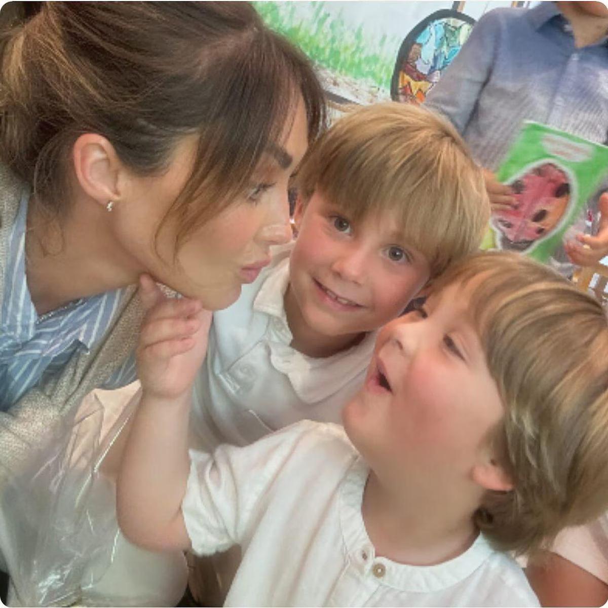 Anahí celebró el hecho de ser mamá, asegurando que era lo mejor de su vida. Con una foto de Manuel y Emiliano, la cantante expresó: “Feliz día a todas las mamás. Nunca estaremos solas, tenemos el amor más incondicional del mundo mirándonos con sus ojitos llenos de amor”. 