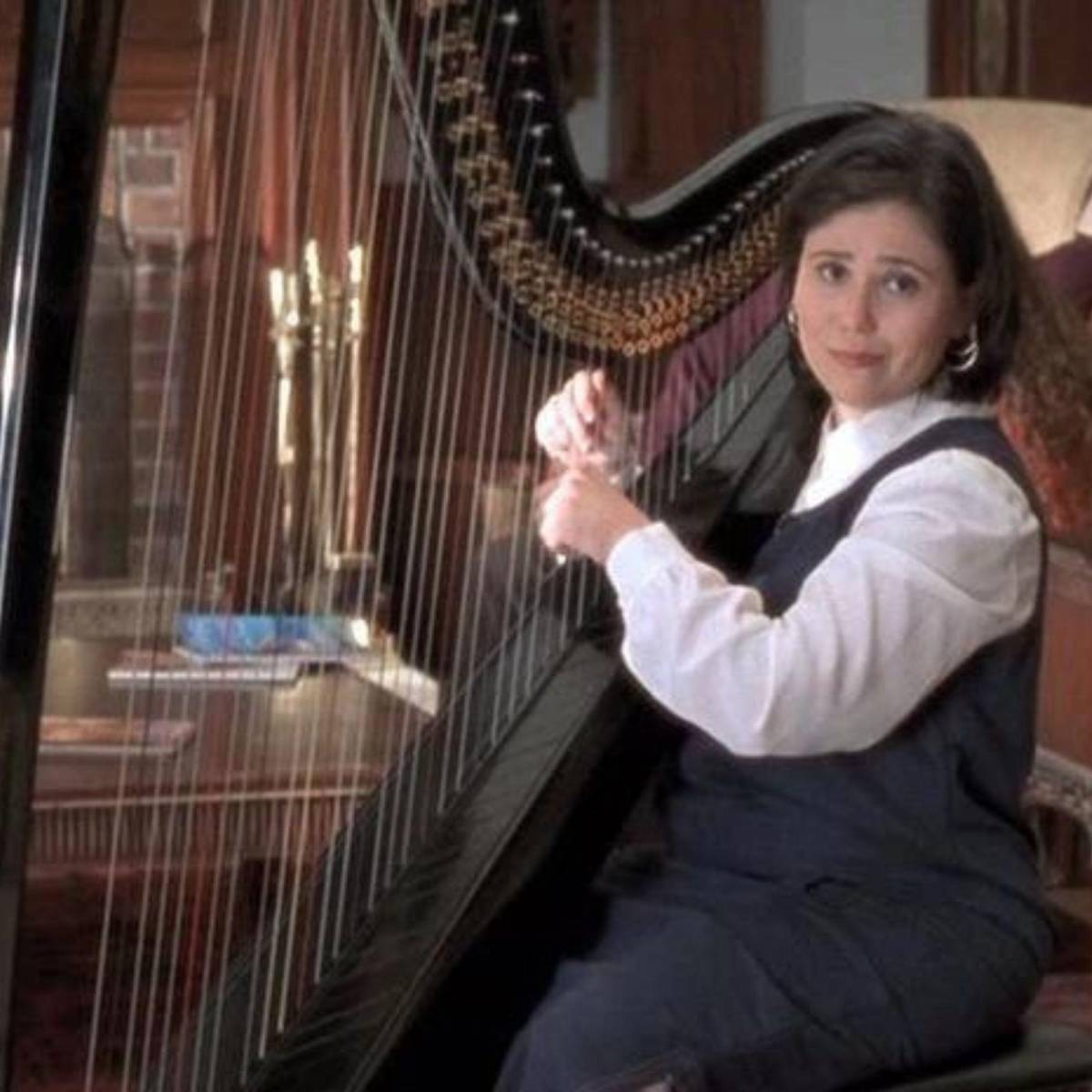 Alex Borstein fue considerada para interpretar a Sookie, aunque sabemos que Melissa McCarthy jugó un excelente papel no fue la primera opción para los productores. Más tarde vimos a Borstein en el show como la arpista de la posada de la simpática Lorelai. 