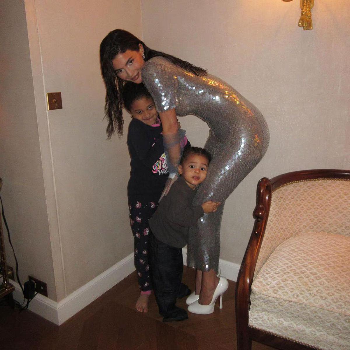 Kylie Jenner compartió un carrusel de fotos de su faceta como mamá de Stormi y Aire, frutos de su relación con el rapero Travis Scott.