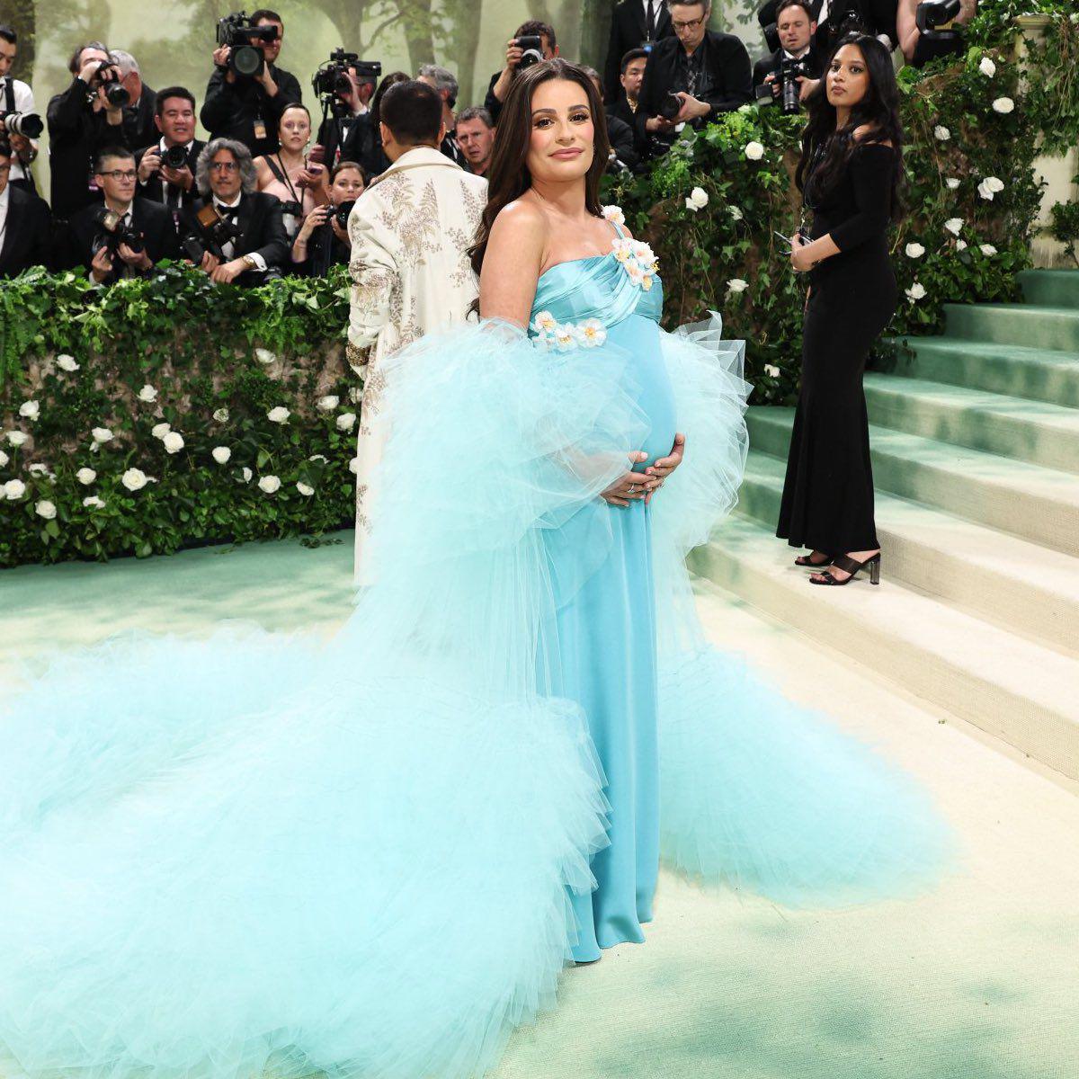 Lea Michele mostró su embarazo con un vestido azul con escote plisado de Rodarte que acompañó con un maxichal de tul al tono.