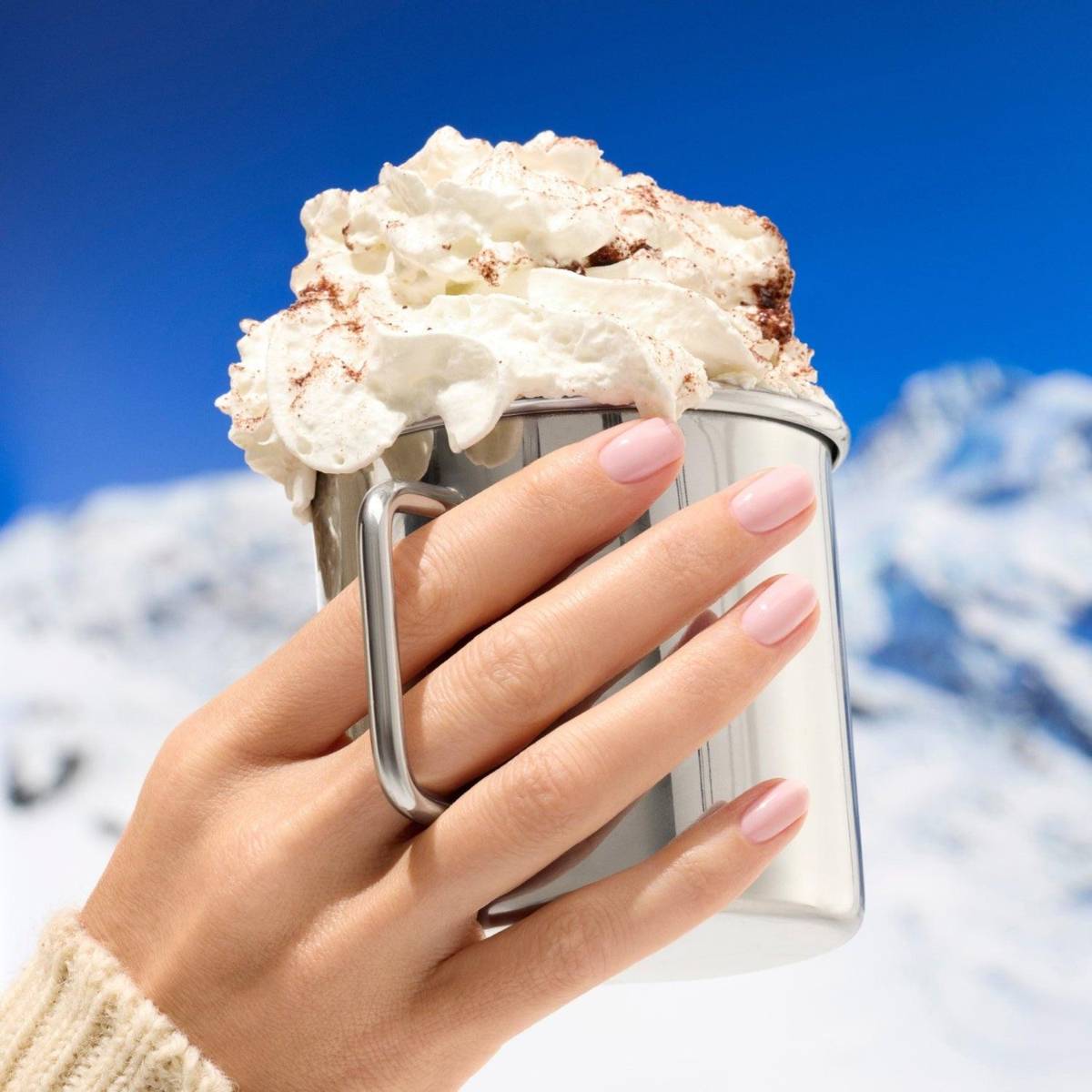 Un toque fresco para comenzar bien el año es lucir las uñas en tono rosa suave y ligeramente translúcido, como un manto de nieve virgen bajo un cielo rosado. Entre más ligero mejor; la idea es que casi no tengan opacidad y se vean delicadas y discretas