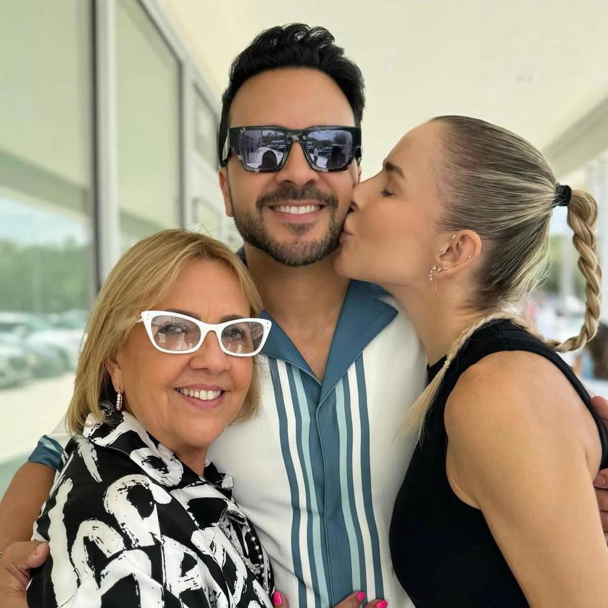 Luis Fonsi posó con las mujeres de su vida, su mamá y su esposa Águeda López. “Feliz día de la madres”, comentó el cantante.