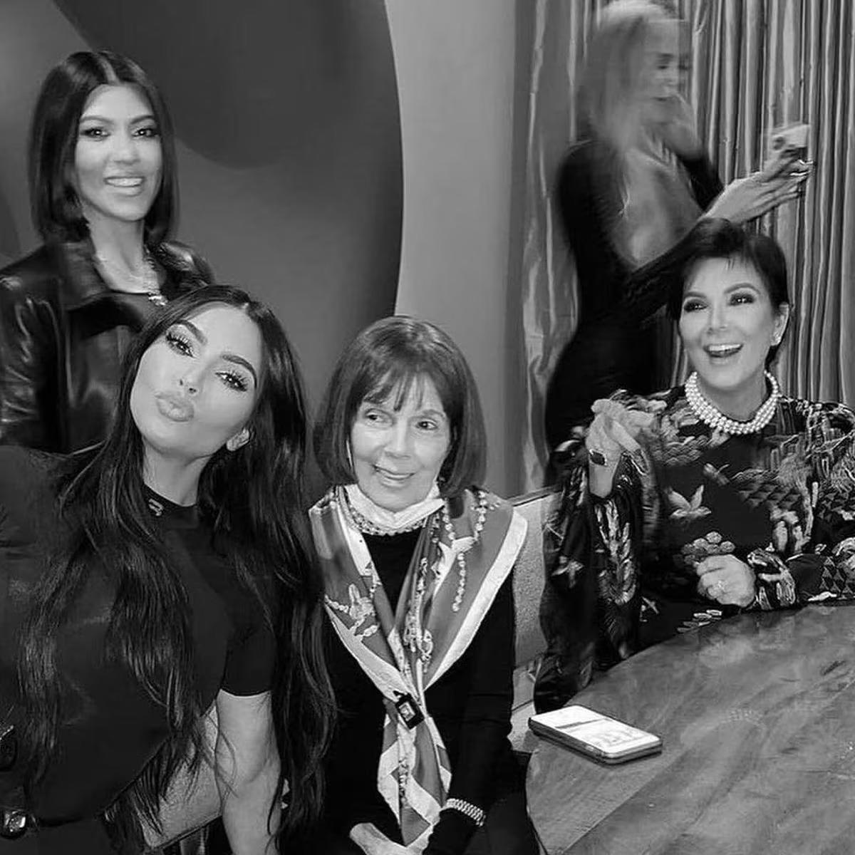 Para honrar su faceta como madre, así como rendir un homenaje a su madre, su abuela y sus hermanas, Kim compartió un carrusel de fotos. “Feliz día de la madre”, agregó.
