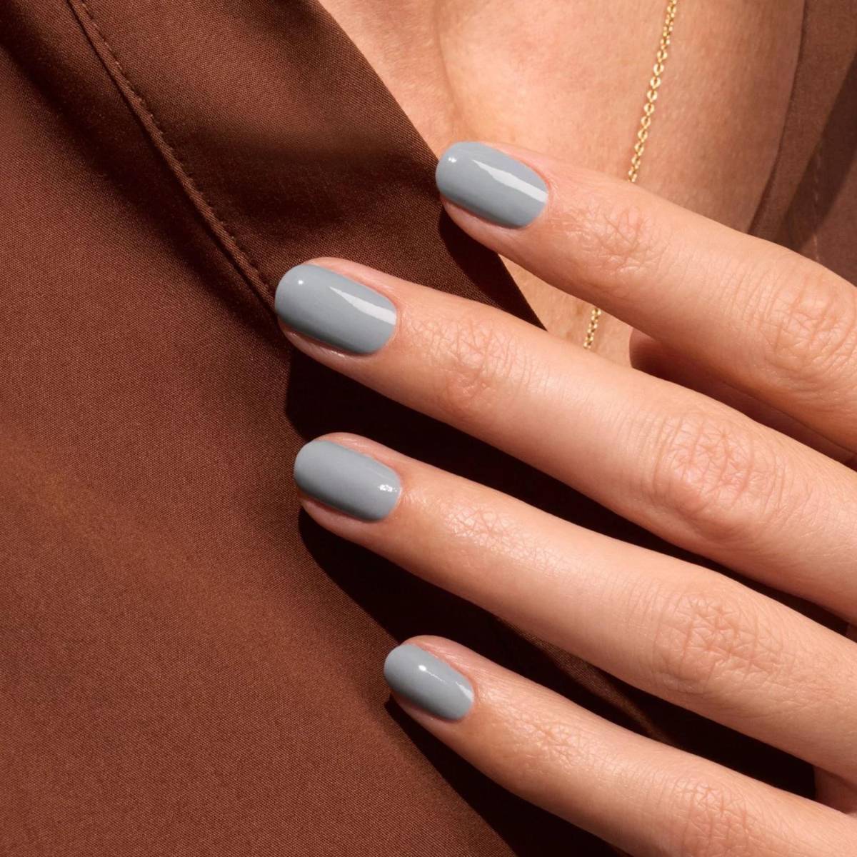 Por último, tenemos las uñas color gris que cambiarán por completo tus manos. Es importante que sea cremoso, pero con un acabado brillante. 