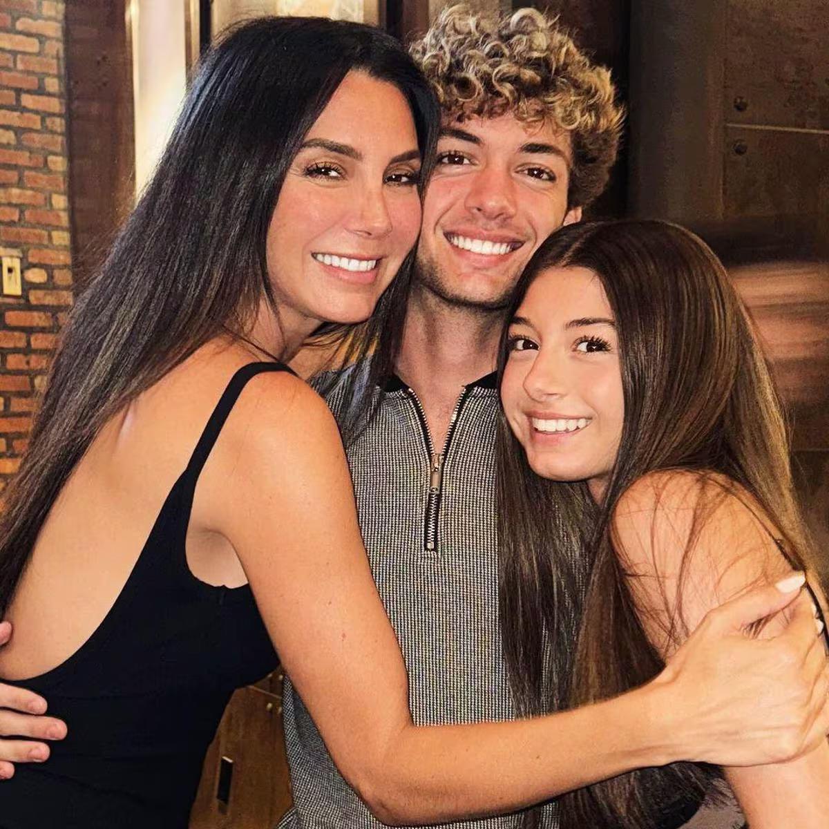 Con esta foto al lado de sus hijos, Elizabeth Gutiérrez celebró el Día de las Madres. “¿Qué más necesito si te tengo a ti? todo mi corazón, mi felicidad, ¡Mi mundo! ¡Amo hasta los cocos azules!”, escribió junto a la publicación. 