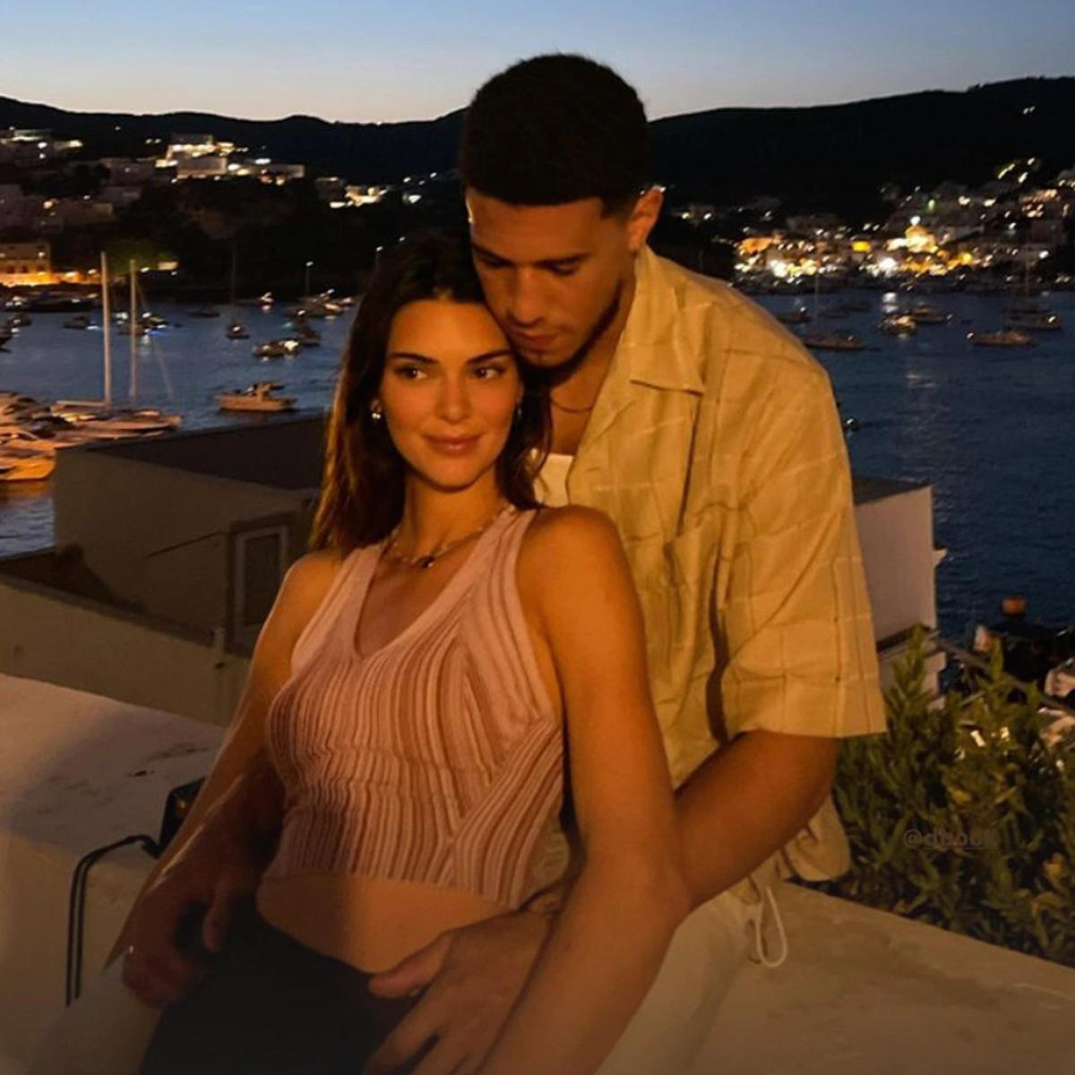 Kendall Jenner y Devin Booker decidieron ponerle fin a su relación como pareja. La razón de esta decisión se debe a sus diferentes estilos de vida, además de las agendas apretadas de ambos. 