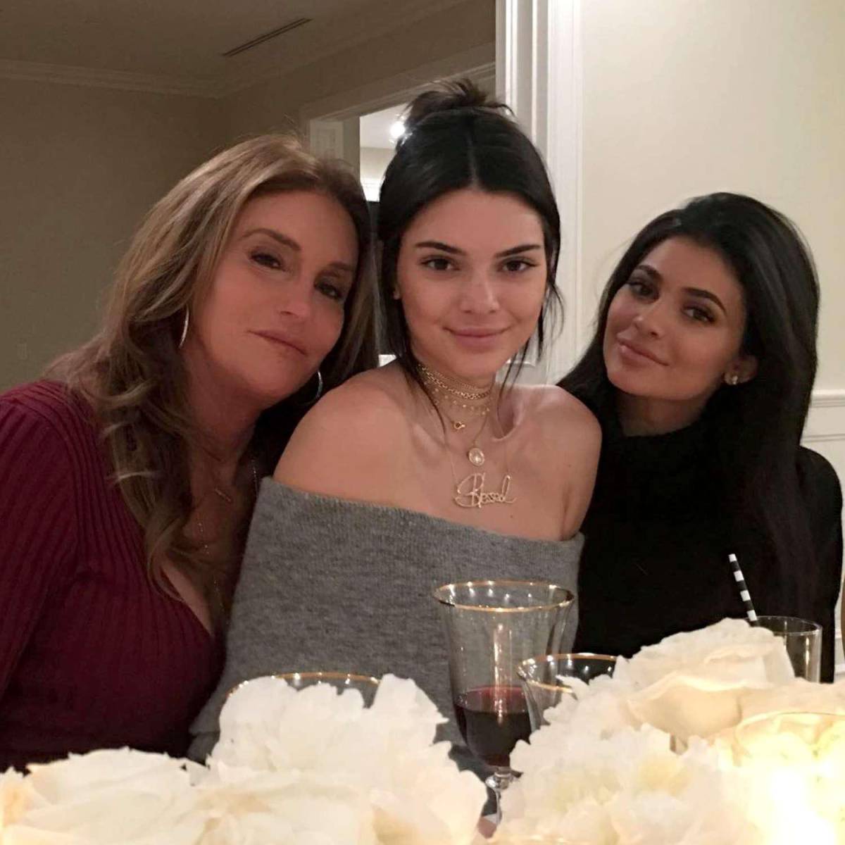 <b>Kendall y Kylie Jenner </b>Las pequeñas del clan Jenner-Kardashian vivieron muchos años con sus padres, Kris y Bruce Jenner, sin embargo, luego del divorcio, la estrella anunció que cambiaba su sexo a mujer y que su nombre ahora era Caitlyn.