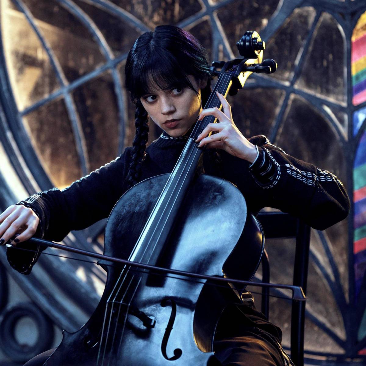 Como preparación de su papel en “Wednesday”, la estrella aprendió a tocar el violonchelo en dos meses. 