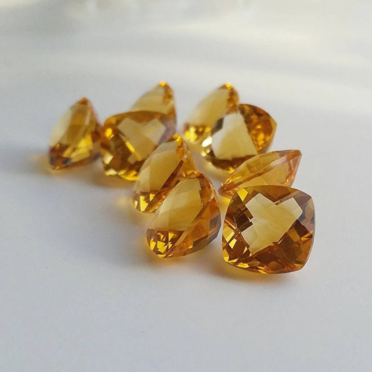 Noviembre – Citrino. Su casi color dorado emite alegría y esperanza; los nacidos en noviembre pueden usar esta gema, a la que también se le conoce como “piedra del comerciante”, para provocar una apertura de pensamientos y equilibrar las inquietudes. 