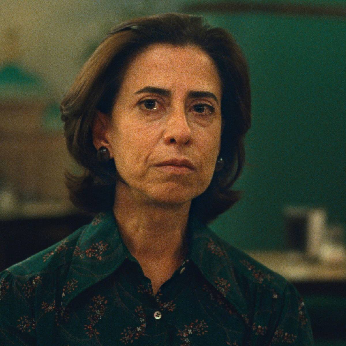 “I’m Still Here” narra la valiente historia de Eunice Paiva, interpretada magistralmente por Fernanda Torres. Ambientada en la década de 1970, la película se centra en la desaparición de su esposo, el exdiputado Rubens Paiva (interpretado por Selton Mello), durante la dictadura militar en Brasil.