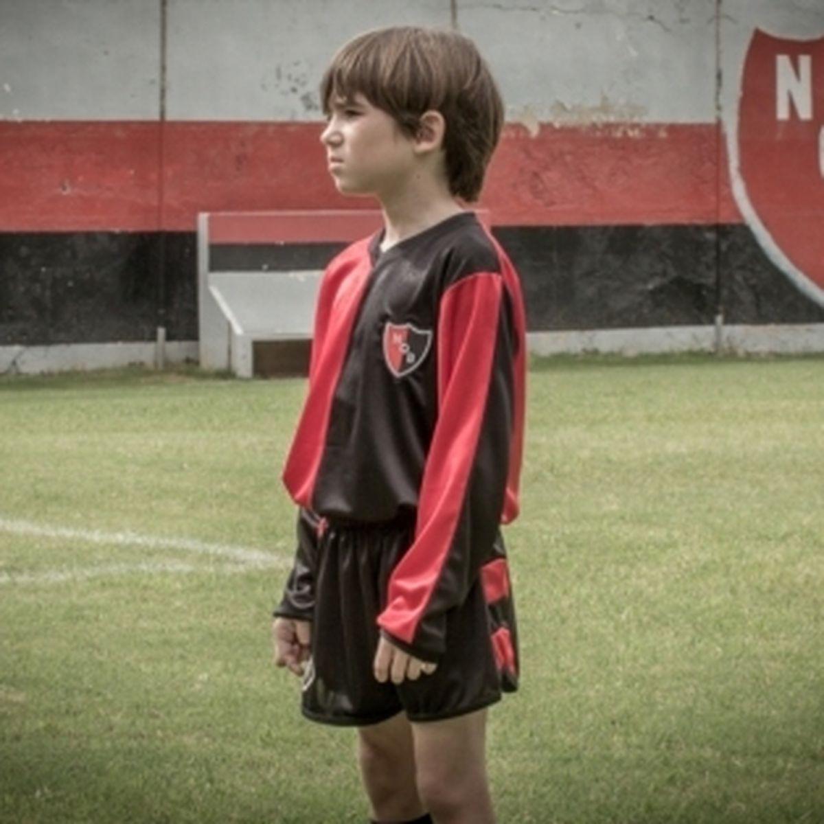 <b>1. </b>Antes de convertirse en el astro que conocemos, Messi fue diagnosticado con una deficiencia de la hormona del crecimiento a los 11 años. Este tratamiento era costoso y sus padres no podían costearlo, lo que casi frena su carrera. El FC Barcelona decidió apostar por él, cubriendo sus gastos médicos y dándole la oportunidad de brillar.