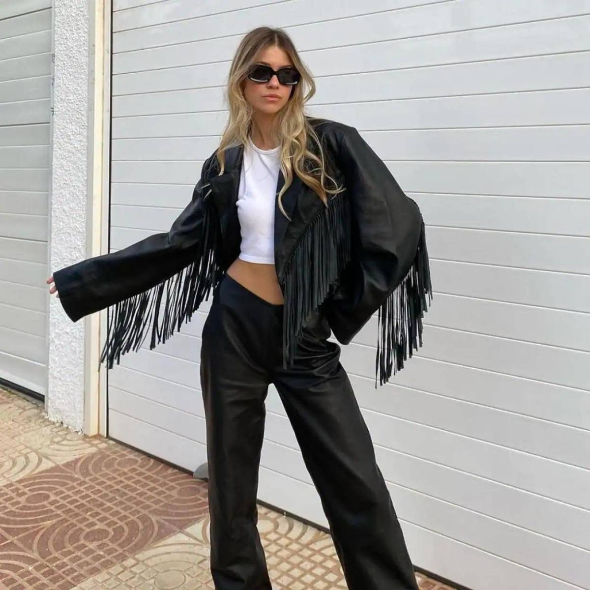 Los accesorios juegan un papel importante en la moda cowboy, y los detalles de herrajes y flecos son especialmente populares. Desde cinturones con grandes hebillas hasta cazadoras con flecos, estos accesorios agregan un toque de autenticidad y estilo occidental a cualquier conjunto.