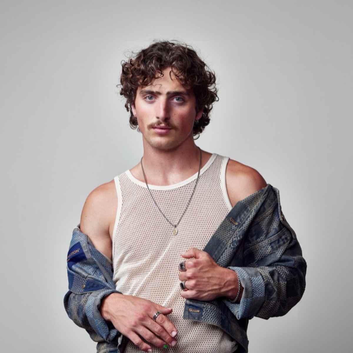 <b>Benson Boone</b> Un talento emergente del pop-rock con una voz potente y una sensibilidad emocional que ha conectado con el público joven a través de plataformas como TikTok.