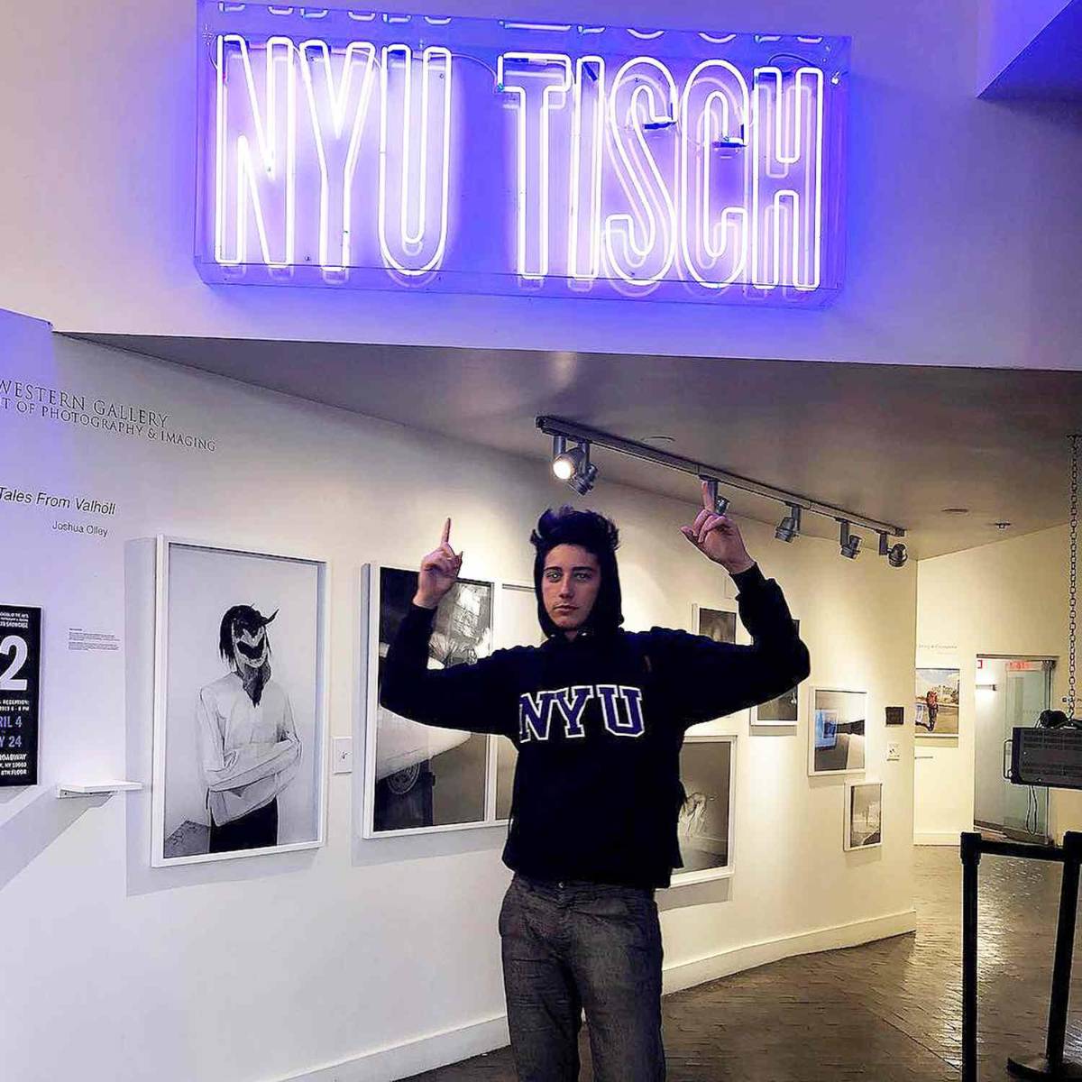 Más adelante estudió Drama en la Universidad de Nueva York.