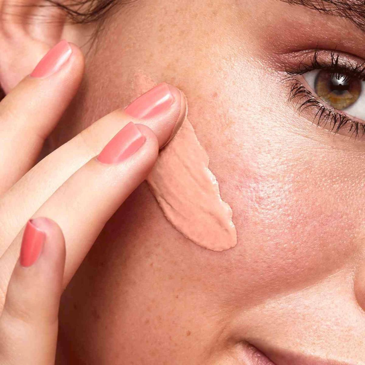 Crema Iluminadora. A la edad de los 40, por el ritmo tan agitado que se lleva, se suele dormir poco, más el proceso de envejecimiento que es acelerado; apostar por esta crema siempre será un acierto. Una de las características de esta es su textura en gel que actúa en las manchas y arrugas. 