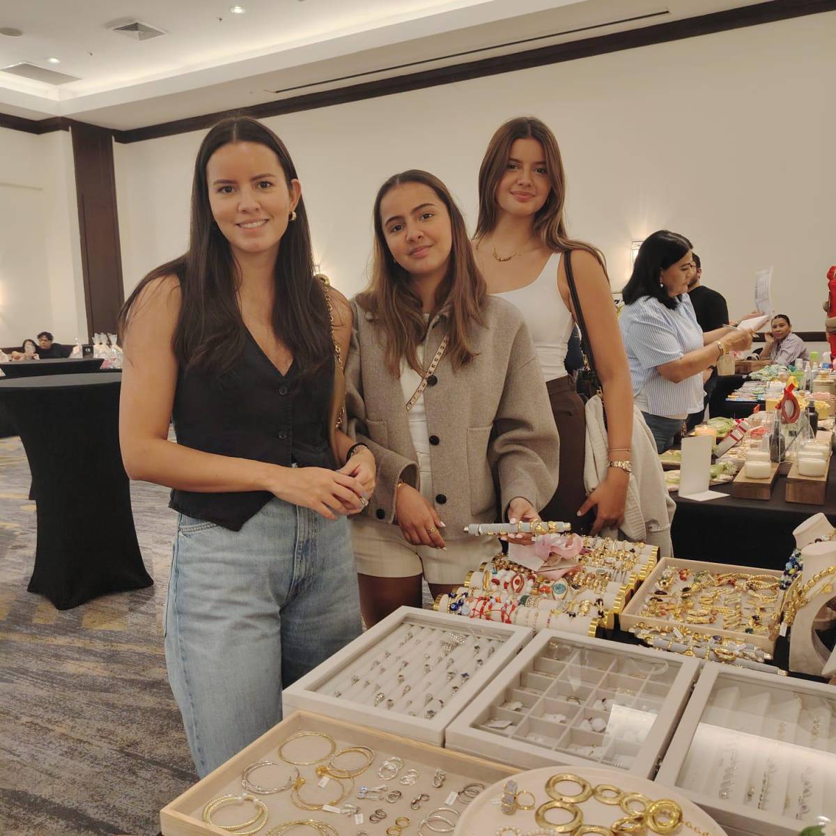 Cristina y Carol Cabeza con Marcela Cabeza de Larach.