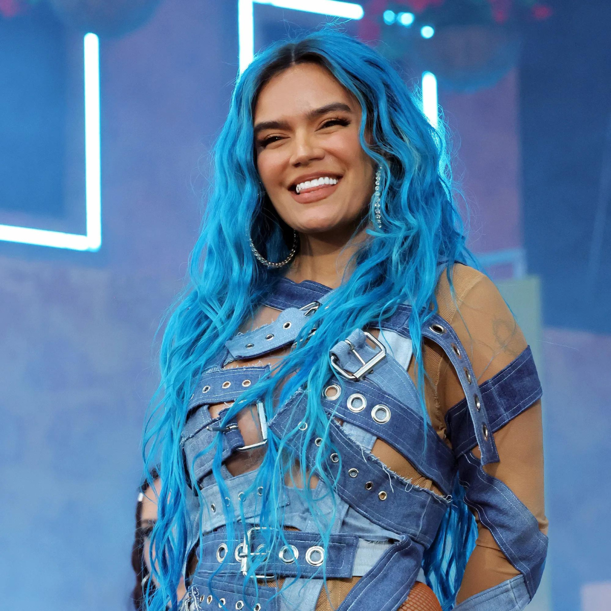 Mamiii de Karol G ft Becky G se convirtió en un himno de venganza. Pues, la colaboración salió cuando la Bichota y Anuel AA terminaron su relación. Los fanáticos enloquecieron con la letra de la canción y comentaron que era una indirecta bien directa para el ex de Karol. Hay que mencionar también que el ritmo del tema es muy pegadizo. 