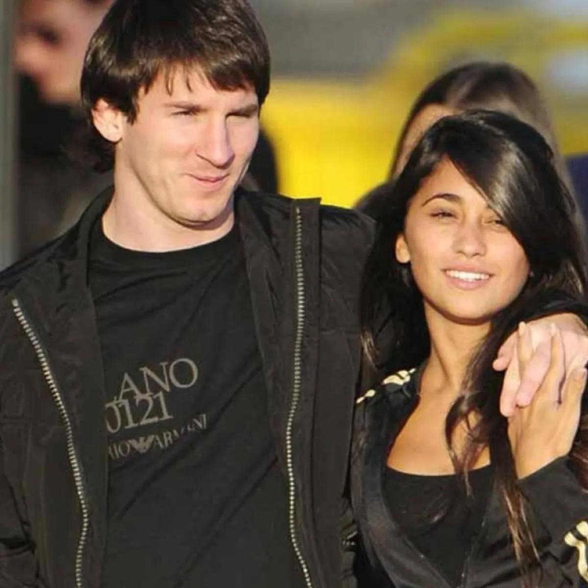 En el 2000 el astro argentino se muda a Barcelona para seguir con su carrera como jugador profesional. Por su parte, Antonella se queda en Argentina; ahora miles de kilómetros se interponen entre ellos dos, sin saber que la vida tenía algo preparado en el futuro.