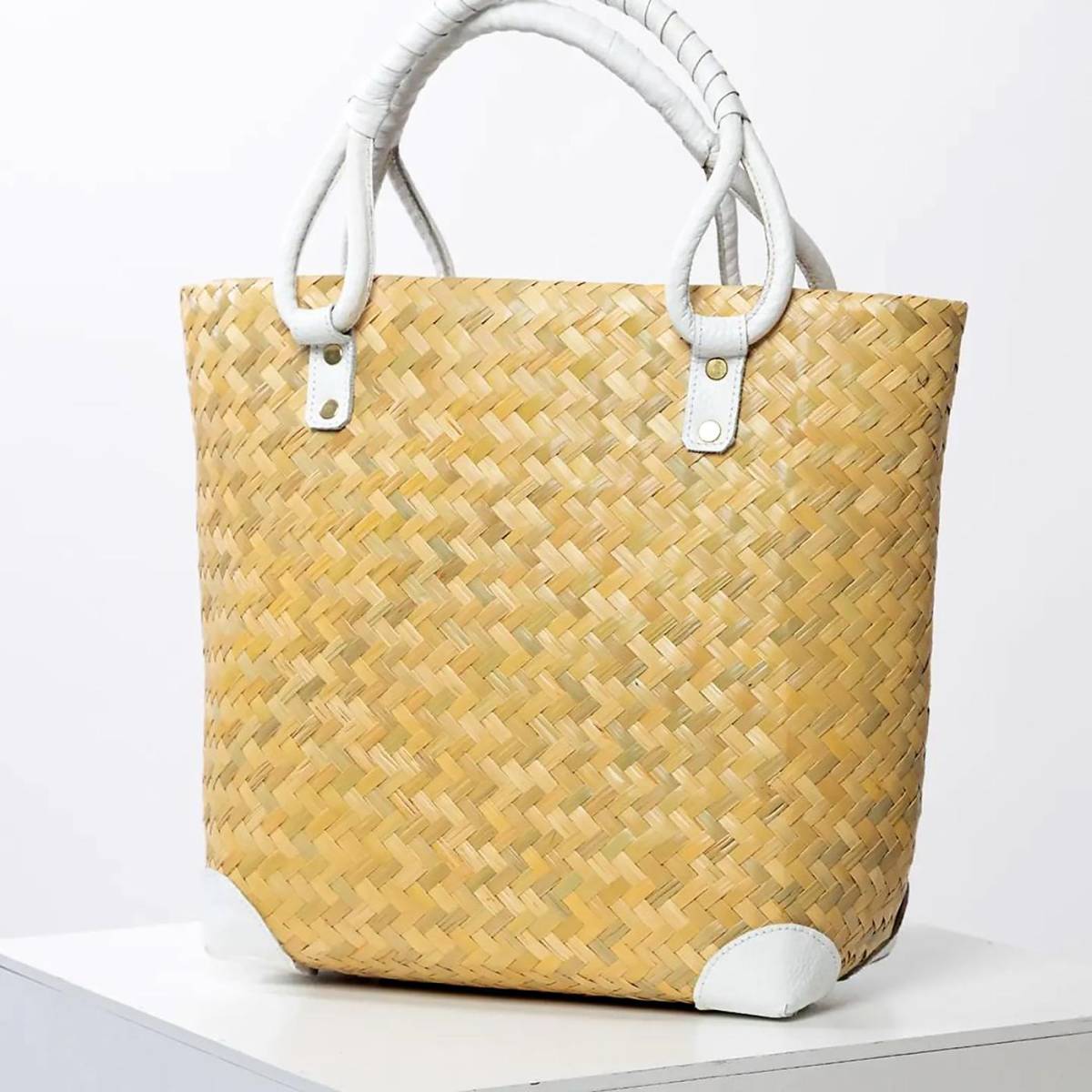 <b>TANIA CARDONA.</b> No podrás resistirte a las creaciones de esta diseñadora de bolsos, sandalias y accesorios, carteras elaboradas de fibra natural como tule, palma y junco. “Mi marca nace 2018. Todo empieza porque me encantaban las artesanías de otros países vecinos al nuestro y me preguntaba si nosotros podríamos hacer bolsos de fibra natural, con buena calidad y diseños modernos. Así fue que decidí viajar al departamento de Santa Bárbara, de donde mi papá es originario, y empezar la aventura de encontrar un equipo mujeres que elaboraran bolsos o carteras fibras naturales, como tule y la palma; así nace una mis marcas de bolsos,”, recuerda esta exitosa emprendedora. <b>@taniacardona.hn</b>