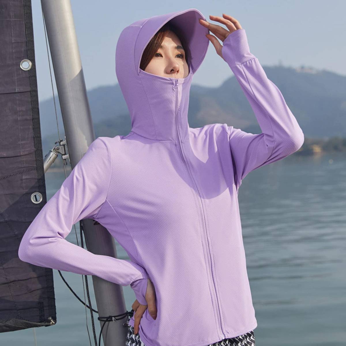 <b>Apuesta por ropa con protección UV. </b>Existen prendas ligeras y cómodas diseñadas con telas que bloquean los rayos ultravioleta. Son perfectas para paseos largos, actividades al aire libre o cuando no quieres reaplicar protector cada media hora. Busca las etiquetas con UPF 50+.